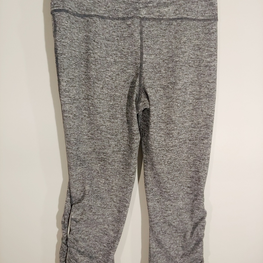 Tangerine Brand Heather Charcoal Capri Leggings Gem